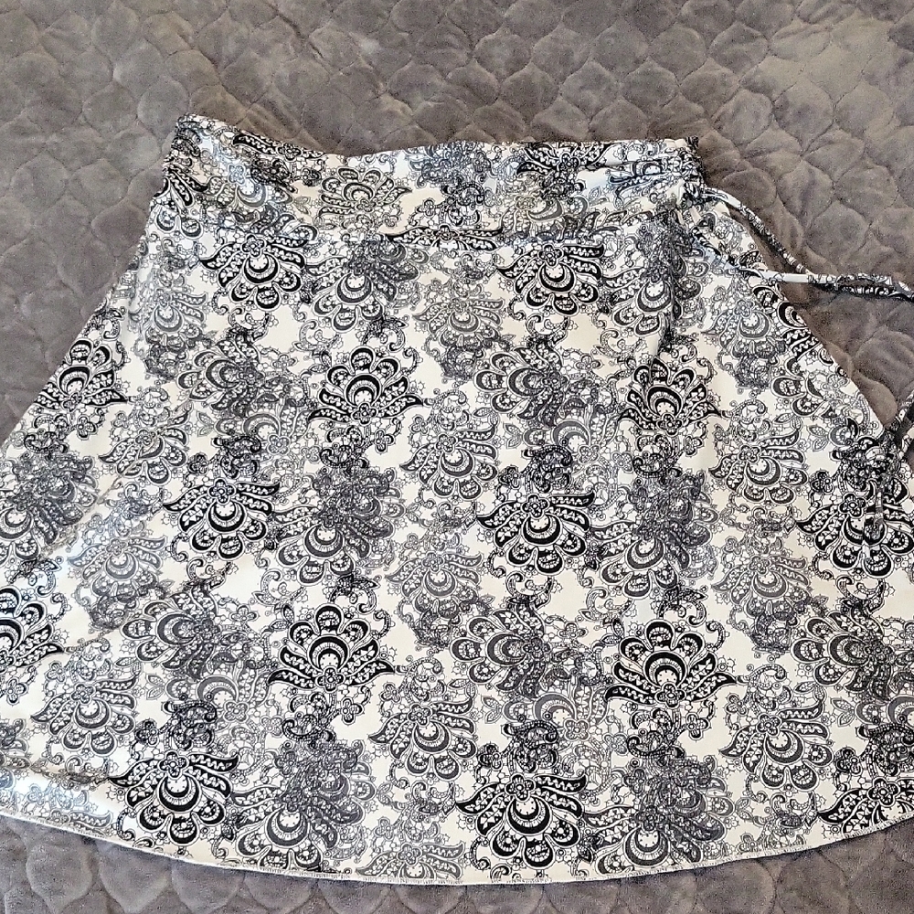 Lightweight Athletic Black and White Patterned Women's Skirt-  LG-Never Worn